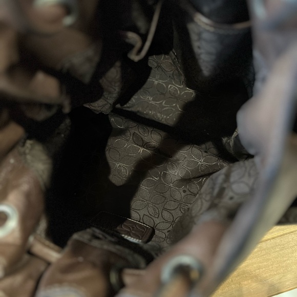 Fossil leather bag in very good pre owned condition. Measures approx. 13”x10”x 4 - Picture 7 of 7